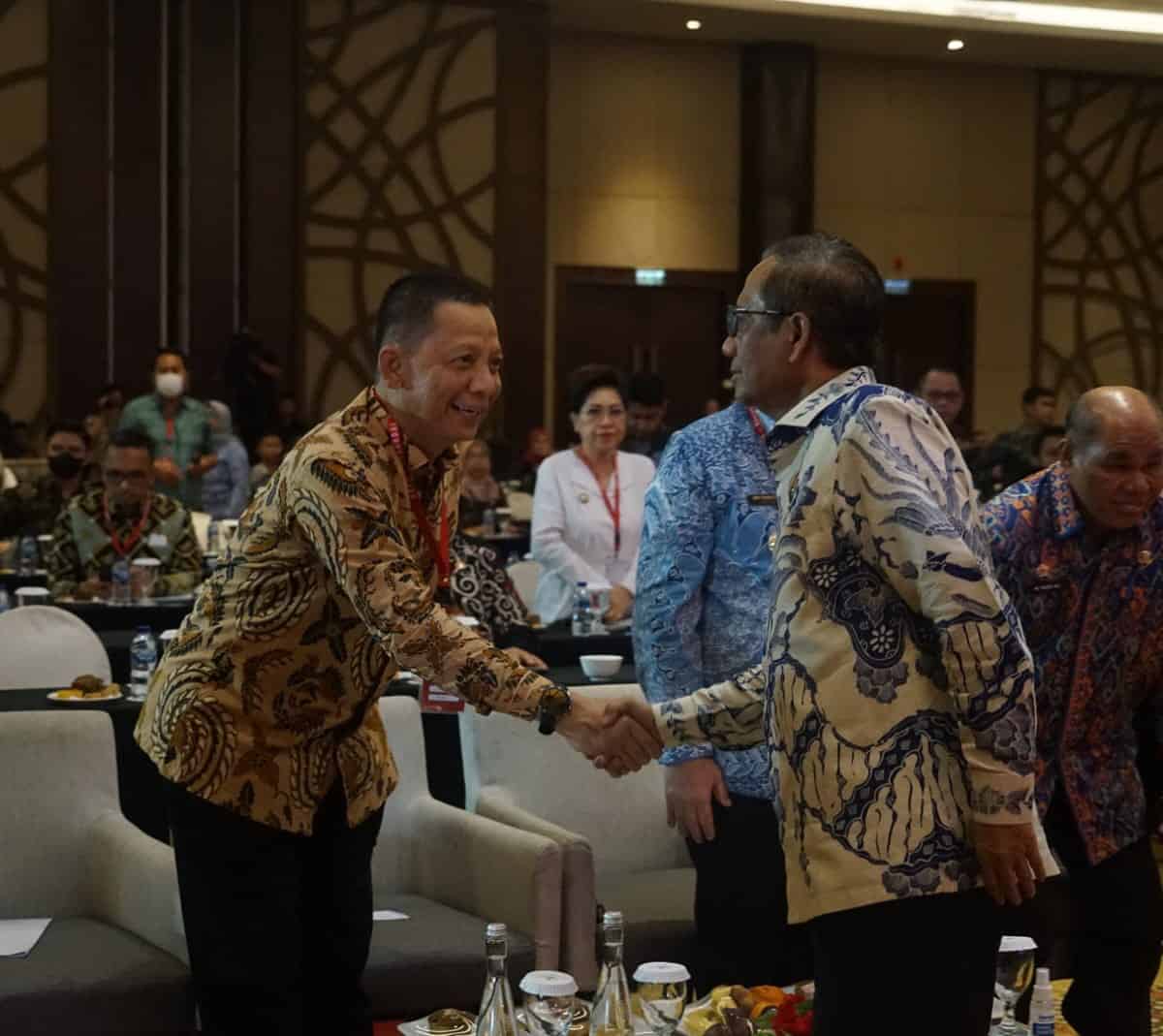 Pj Gubernur Aceh Achmad Marzuki tampak bersalaman dengan Menko Polhukam Mahfud MD pada Rapat Koordinasi Pengendalian (Rakordal) Pengelolaan Batas Wilayah Negara dan Kawasan Perbatasan di Ballroom Hotel Discovery Ancol, Pademangan, Jakarta Utara, Kamis (25/5)