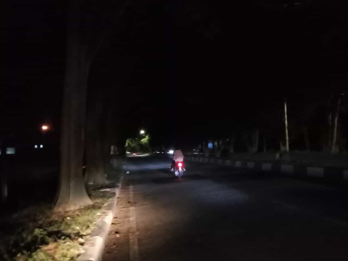 Kondisi lampu PJU yang dipasang di sepanjang jalan dari jembatan Lambaro Kecamatan Ingin Jaya hingga menuju ke Bandara SIM Blang Bintang, Aceh Besar banyak yang mati
