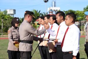 Kapolres Aceh Utara AKBP Deden Heksaputera S menyerahkan penghargaan kepada 20 personel dalam upacara yang digelar di halaman Mapolres setempat, Senin (29/5)