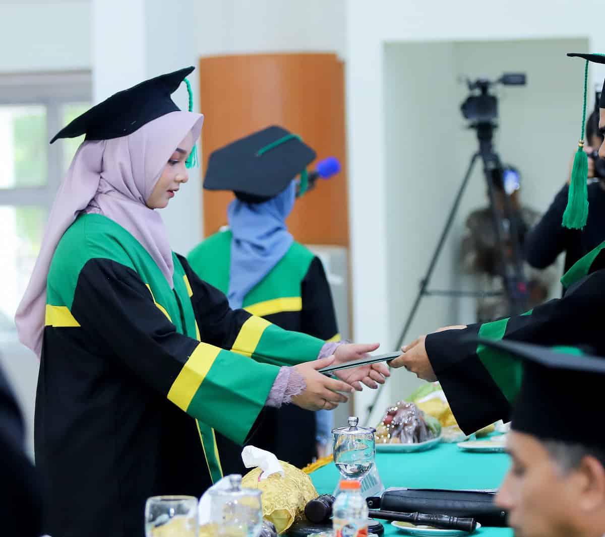 Rektor UIN Ar-Raniry Prof Dr Mujiburrahman MAg menyerahkan ijazah kepada salah satu wisudawan pada prosesi wisuda kampus tersebut, Rabu (31/5)