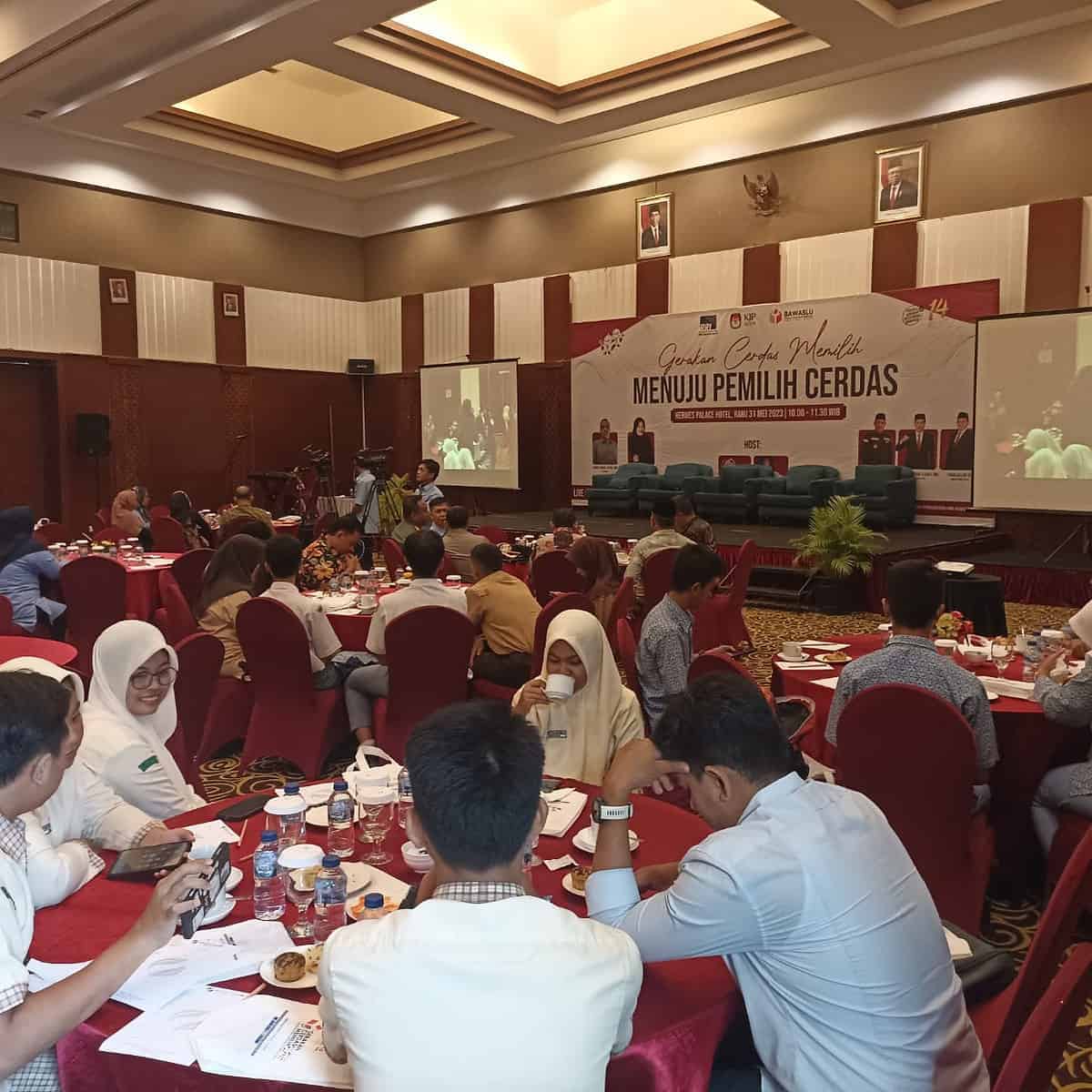 Pelajar dan mahasiswa mengikuti kegiatan 'Gerakan Cerdas Memilih' di Hotel Hermes Palace Banda Aceh, Rabu (31/5)