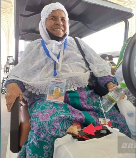 Seorang jamaah Aceh kloter VIII berusia 80 tahun menandai setiap kopernya dengan batok kelapa