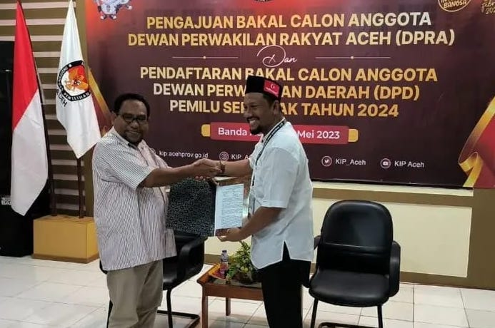 Fadhil Rahmi saat mendaftar ke KIP Aceh, Senin (1/5)