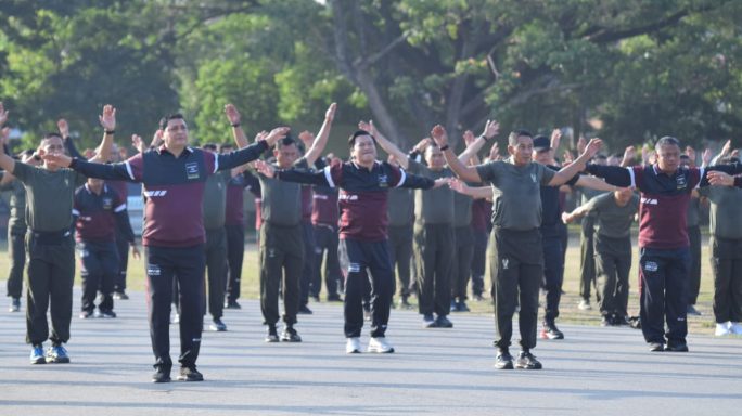 Pangdam IM Mayjen TNI Novi Helmy Prasetya dan Kapolda Aceh Irjen Pol Ahmad Haydar bersama prajurit TNI dan anggota Polri menggelar apel dan olahraga bersama sekaligus halal bihalal di Lapangan Blang Padang, Banda Aceh Selasa (2/5)