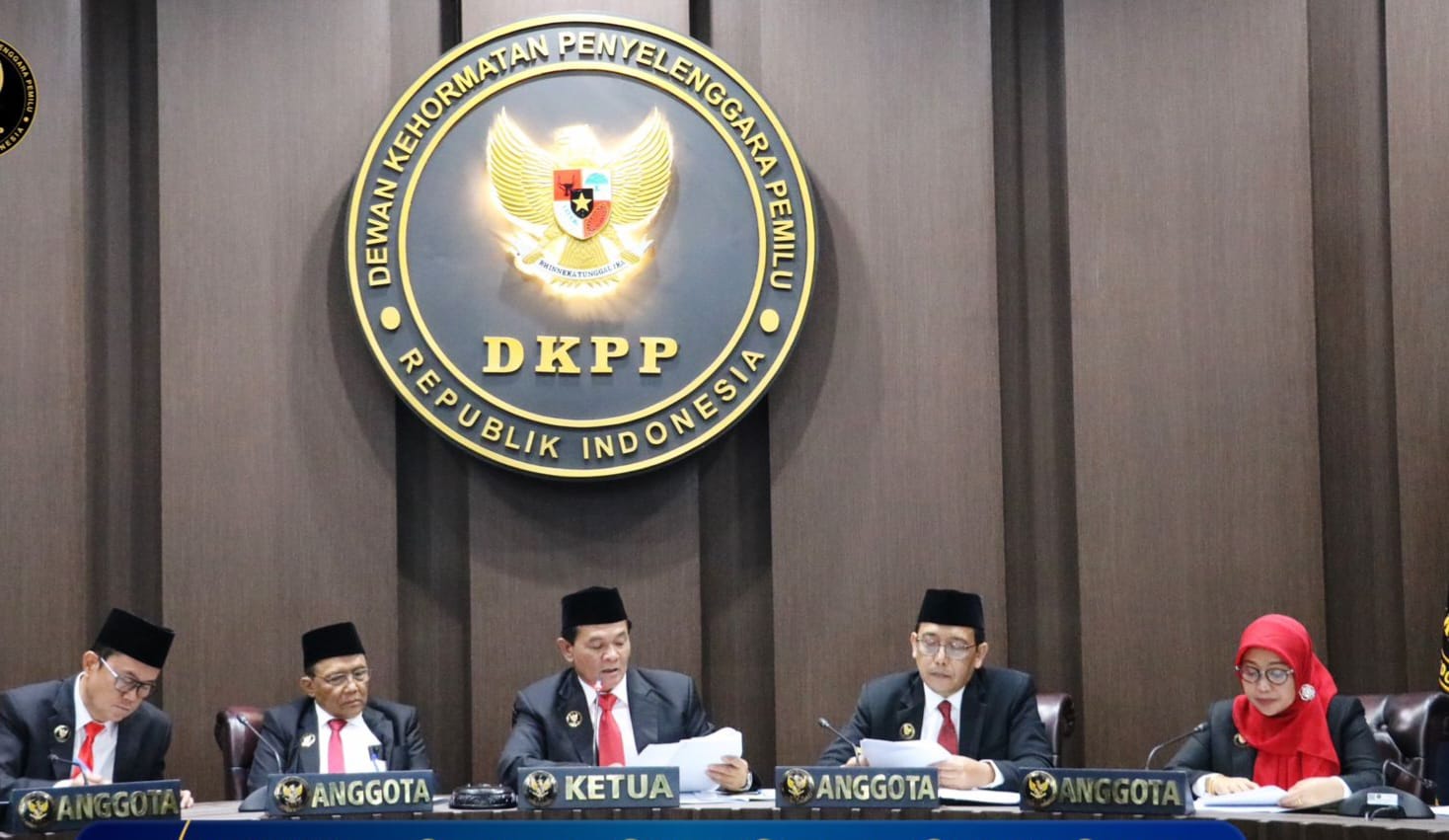 Sidang pembacaan putusan pemberhentian tetap Ketua dan Anggota KIP Nagan Raya, pada Jum'at sore (5/5/2023)