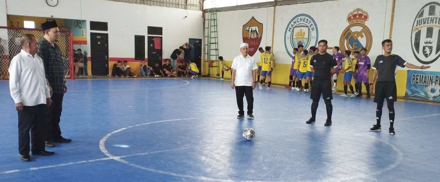 Ketua Umum KONI Aceh Kamaruddin Abubakar atau Abu Razak didampingi Wakil Ketua KONI Aceh T Rayuan Sukma dan Ketua Umum AFA M Zulfri melakukan tendangan bola pertama saat membuka seleksi pemain PON Aceh di Lapangan Kick Off, Banda Aceh, Jum'at siang (5/5)
