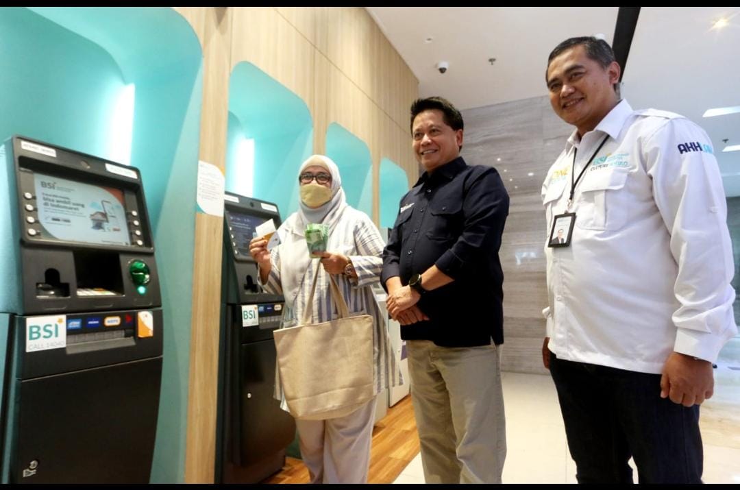 Dirut BSI Hery Gunardi memastikan seluruh layanan pada Kamis (11/5) telah kembali normal, baik di kantor cabang, mesin ATM maupun mobile banking sehingga dapat digunakan oleh nasabah untuk bertransaksi
