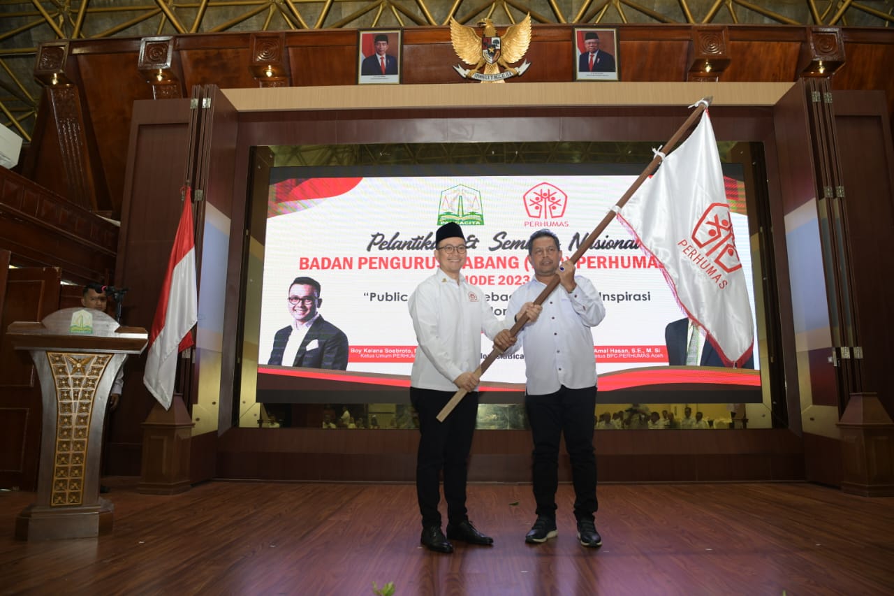 Ketua Umum BPP Perhumas Indonesia Boy Kelana Soebroto melantik Amal Hasan sebagai Ketua BPC Perhumas Aceh dan pengurus lainnya di Anjong Mon Mata Komplek Meuligoe Gubernur Aceh, Banda Aceh, Sabtu (13/5)