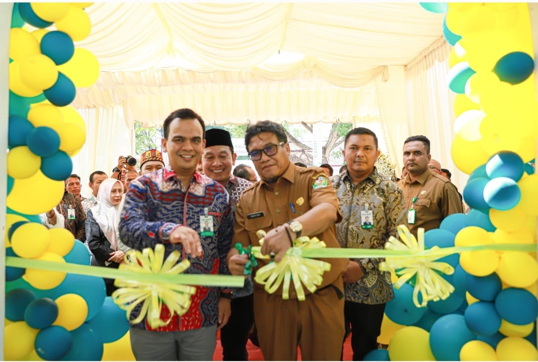 Pj Bupati Pidie Wahyudi Adisiswanto dan Dirut Bank Aceh Syariah Muhammad Syah memotong pita saat meresmikan Kantor Cabang Pembantu Simpang Tiga, Pidie, Senin (15/5)