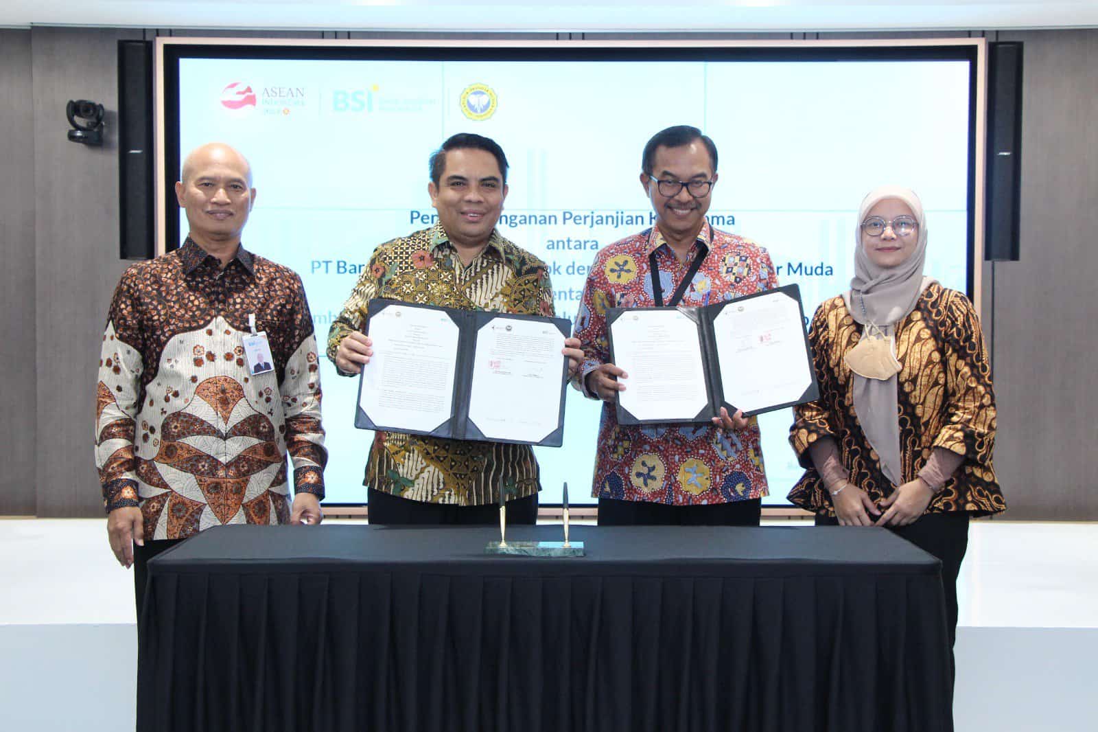 Penandatanganan kerja sama antara BSI dengan Pupuk Iskandar Muda terkait pengelolaan penerimaan pembayaran digital Pupuk Iskandar Muda