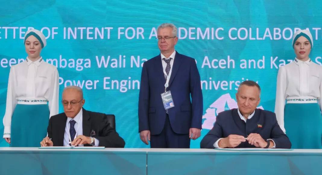 Wali Nanggroe Malik Mahmud Al Haythar dan Rektor KSPEU Edvard Abdullazyanov menandatangani surat kerja sama akademik antara di sela-sela Russia–Islamic World: Kazan Forum, di Kota Kazan, Ibukota Republik Tatarstan, 18 Mei 2023.