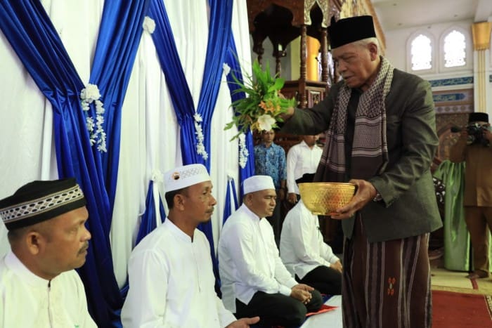 Ketua MPU Aceh Utara Tgk H Abdul Manan atau akrab disapa Abu Manan Blang Jruen peusijuek jamaah haji Aceh Utara di Masjid Agung Baiturrahim Lhoksukon, Senin (22/5)