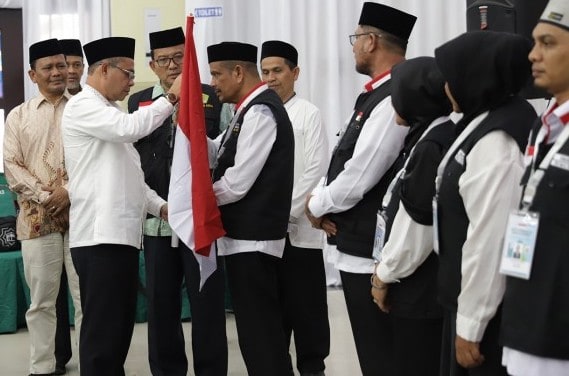 Sebanyak 393 jamaah haji Aceh kloter 2 dilepas oleh Sekda Pidie Idhami di aula Jeddah Asrama Haji Embarkasi Aceh, Rabu (24/5)