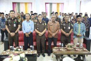 Asisten I Pemkab Aceh Besar Farhan AP didampingi Kasi Penerangan Hukum dan Humas Kejati Aceh Ali Rasab Lubis, Kadis DPMG Aceh Besar Carbaini, Pemateri Dedi Taufik dan Amanto pada sosialisasi dana desa di Gedung Dekranasda Aceh Besar, Kamis (25/5)