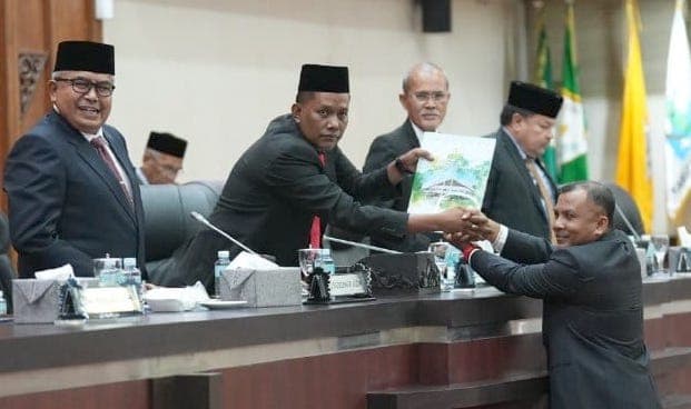 Pansus DPRA menyerahkan sejumlah rekomendasi terhadap LKPJ Gubernur Aceh Tahun 2022, Jum'at (26/5)