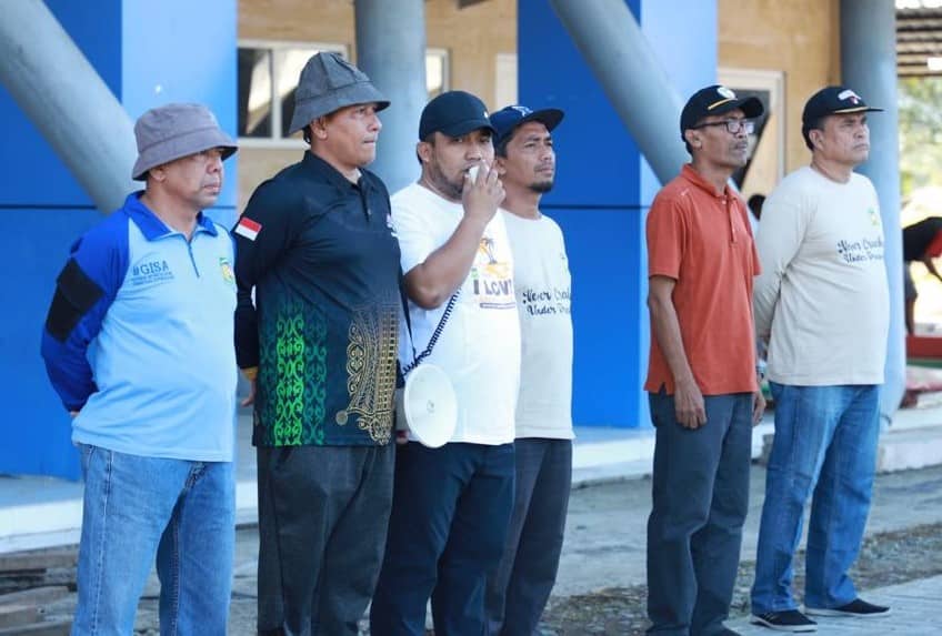 Pj Bupati Aceh Besar Muhammad Iswanto didampingi sejumlah kepala OPD memberikan arahan kepada seluruh peserta pada aksi pungut sampah 1 jam di Komplek Jantho Sport City (JSC), Ahad pagi (28/5)