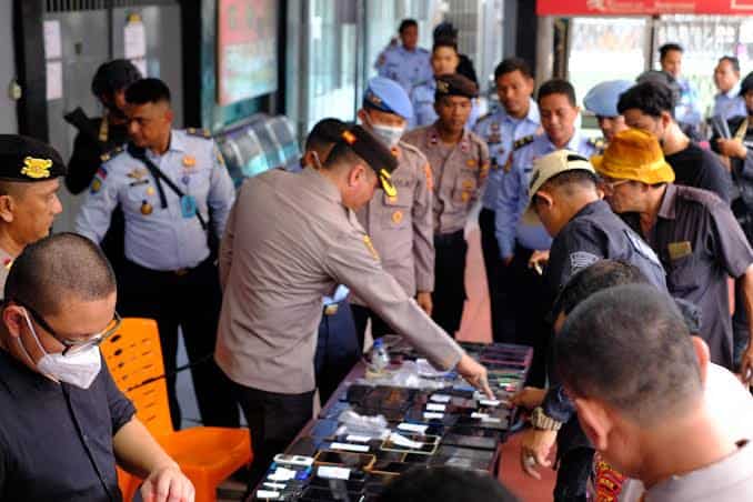 Tim gabungan dari Polres Aceh Utara bersama Brimob Kompi 4 Batalyon B Pelopor Sampoiniet, Selasa (30/5) melakukan razia ke Lapas Kelas IIB Lhoksukon