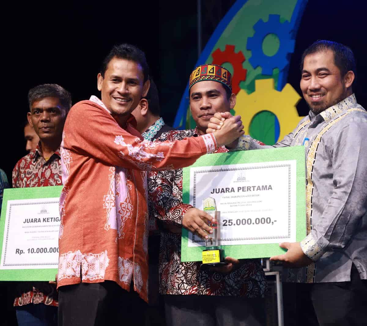 Kadis Pemberdayaan Masyarakat dan Gampong Provinsi Aceh Zulkifli menyerahkan hadiah kepada juara lomba inovasi alat-alat TTG dan lomba Gampong Tingkat Provinsi Aceh Tahun 2023 pada pembukaan Gelar TTG ke-24 Tingkat Provinsi Aceh di komplek Jantho Sport City (JSC), Selasa malam (30/5)