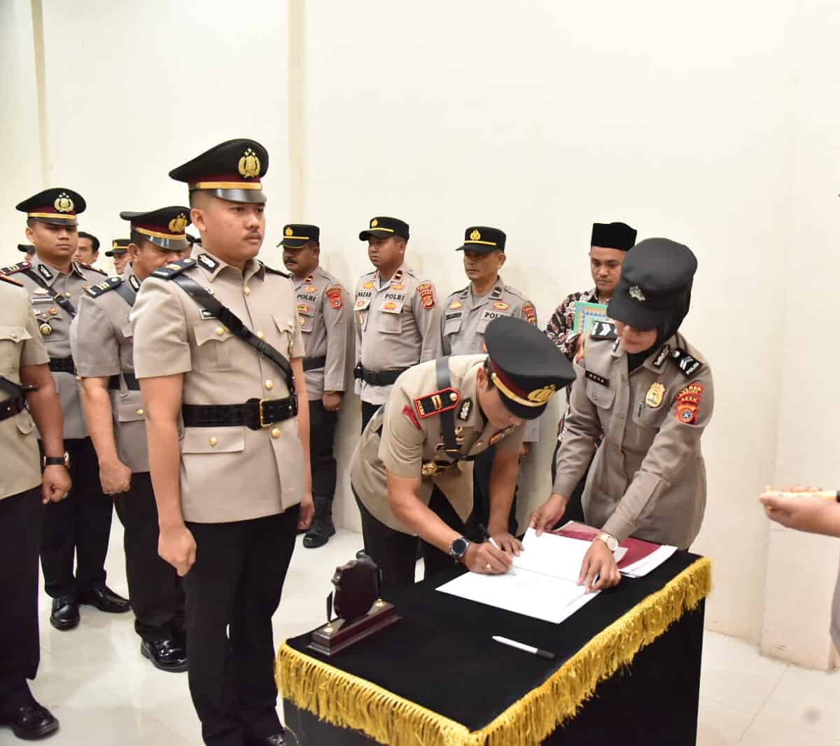 Kapolres Bireuen AKBP Mike Hardy Wirapraja memimpin upacara serah terima jabatan Kabag Ops, Kasat Binmas, Kasat Intelkam, Kasat Resbarkoba, Kapolsek Samalanga, Kapolsek Pandrah dan Kapolsek Jangka di aula Mapolres Bireuen, Jum'at (2/6)