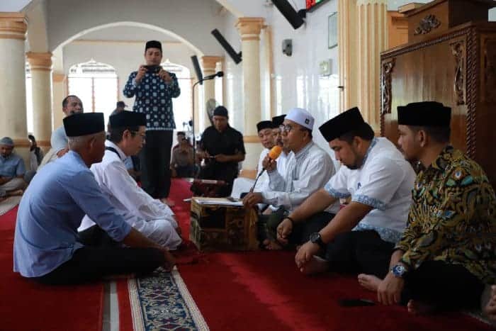 Pj Bupati Aceh Besar Muhammad Iswanto menyaksikan prosesi pensyahadatan Armen warga Tionghoa yang kini berganti nama Hasan Masyhur yang dibimbing Ketua MPU Aceh Besar Tgk H Nasruddin M, di Masjid Al Jihad, Kecamatan Montasik, Sabtu (3/6)