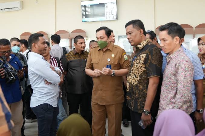 Direktur RSUDZA dr Isra Firmansyah SpA memberikan penjelasan kepada Ketua Komisi V DPRA M Rizal Falevi Kirani dan Ketua DPRA Saiful Bahri yang melakukan Sidak, Senin (5/6)