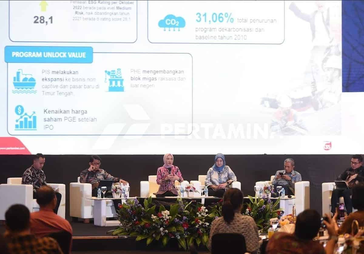 Dirut Pertamina Nicke Widyawati menyampaikan pemaparan capaian kinerja Pertamina 2022 pada acara Media Briefing di Gedung Grha Pertamina, Jakarta, Selasa (6/6)