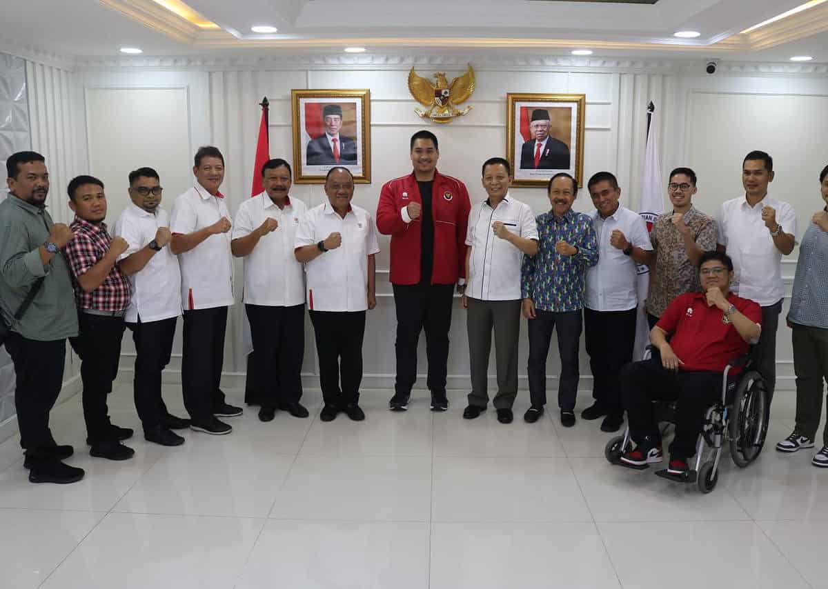 Pj Gubernur Aceh Achmad Marzuki foto bersama dengan Menpora Dito Ariotedjo dan Ketua Umum KONI Pusat Marciano Norman, usai menggelar pertemuan di Kantor Kemenpora, Rabu, 7 Juni 2023