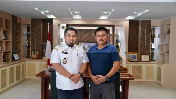 Pj Bupati Aceh Besar Muhammad Iswanto bersama Ketua Umum PB Kurash Indonesia Mayjen TNI (Purn) TA Hafil Fuddin di ruang kerjanya