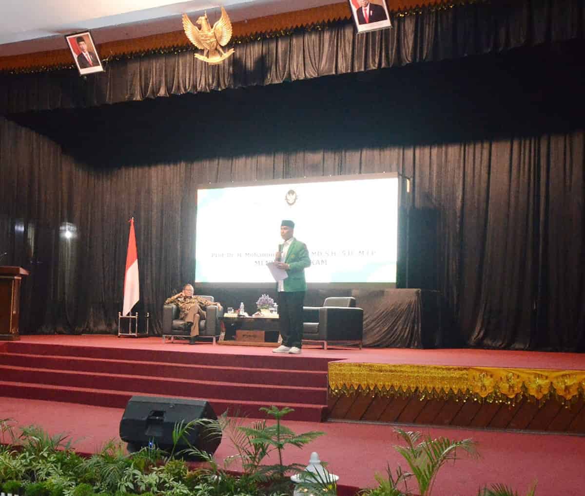 Menko Polhukam Mahfud MD didampingi Rektor Unimal Lhokseumawe Prof Dr Herman Fithra berdialog dengan tokoh masyarakat Aceh di Gedung Serba Guna PT Perta Arun Gas di Lhokseumawe, Ahad malam (11/6)