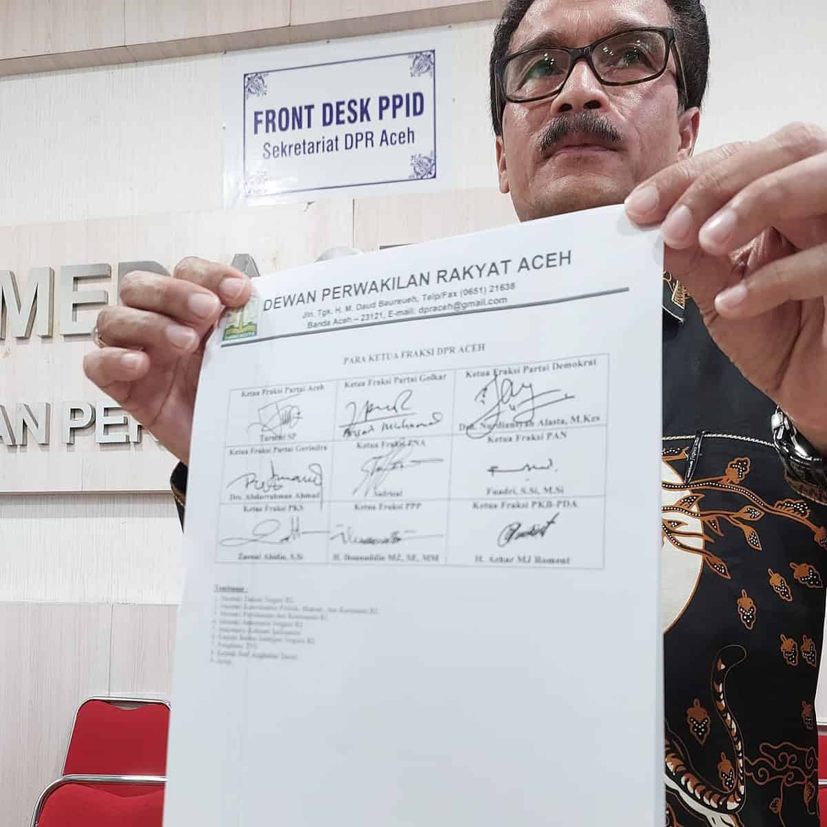 Ketua Fraksi Partai Gerindra Abdurrahman Ahmad memperlihatkan surat DPRA ditujukan kepada Presiden Jokowi yang ditandatangani oleh 9 Ketua Fraksi yang meminta agar Pj Gubernur Aceh Achmad Marzuki diganti