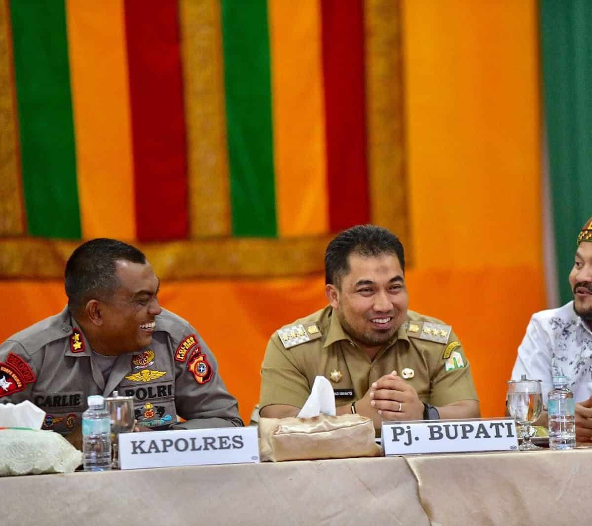 Pj Bupati Aceh Besar Muhammad Iswanto (tengah) bersama Ketua DPRK Aceh Besar Iskandar Ali dan Kapolres Aceh Besar AKBP Carlie Syahputra Bustaman