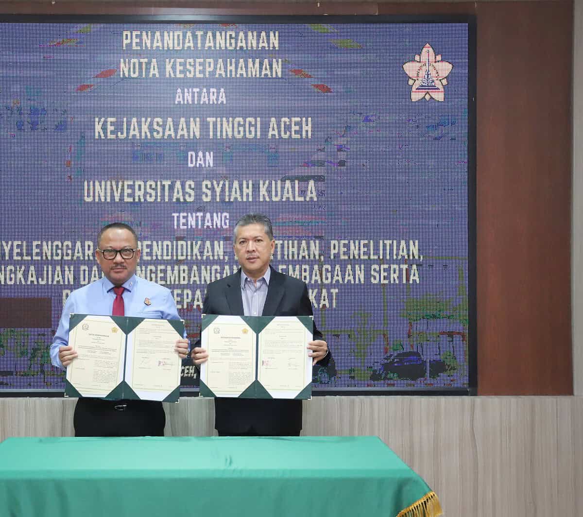 Rektor USK Prof Dr Ir Marwan dan Kajati Aceh Bambang Bachtiar SH MH menandatangani nota kesepahaman di Gedung Kajati Aceh, Kamis, 15 Juni 2023