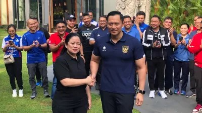 Ketua DPP PDIP Puan Maharani bersama Ketum Demokrat Agus Harimurti Yudhoyono (AHY) di Pelataran Senayan, Ahad (18/6)