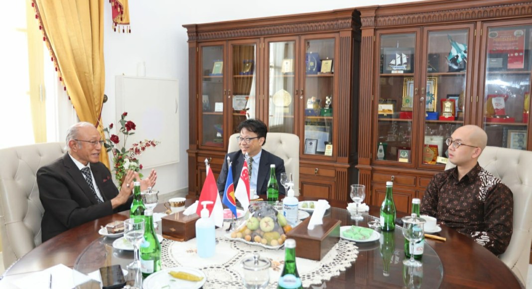 Wali Nanggroe Aceh Malik Mahmud berdialog dengan Sekretaris Pertama Kedubes Singapura Mr Jonathan Seng Shen Jie dan Konjen Singapura di Medan Edmund Chia, di Meuligoe Wali Nanggroe, Aceh Besar, Sabtu, 17 Juni 2023