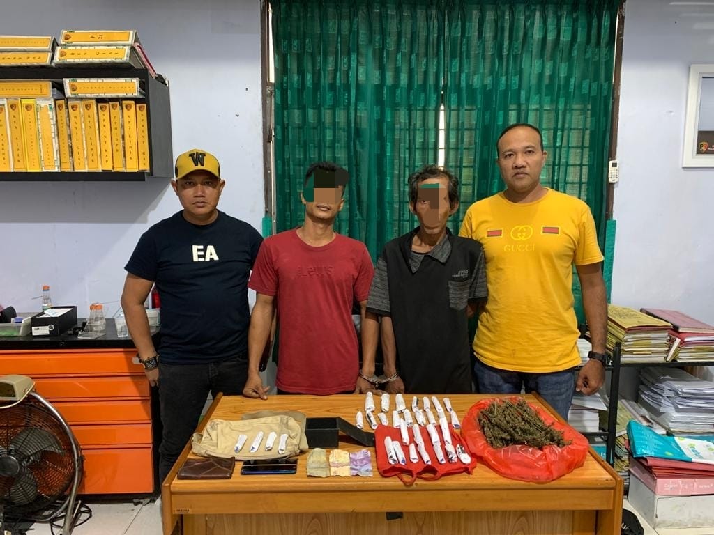 Personel Polsek Banda Sakti membekuk dua tersangka dalam kasus ganja di pasar Inpres, Kecamatan Banda Sakti, Kota Lhokseumawe