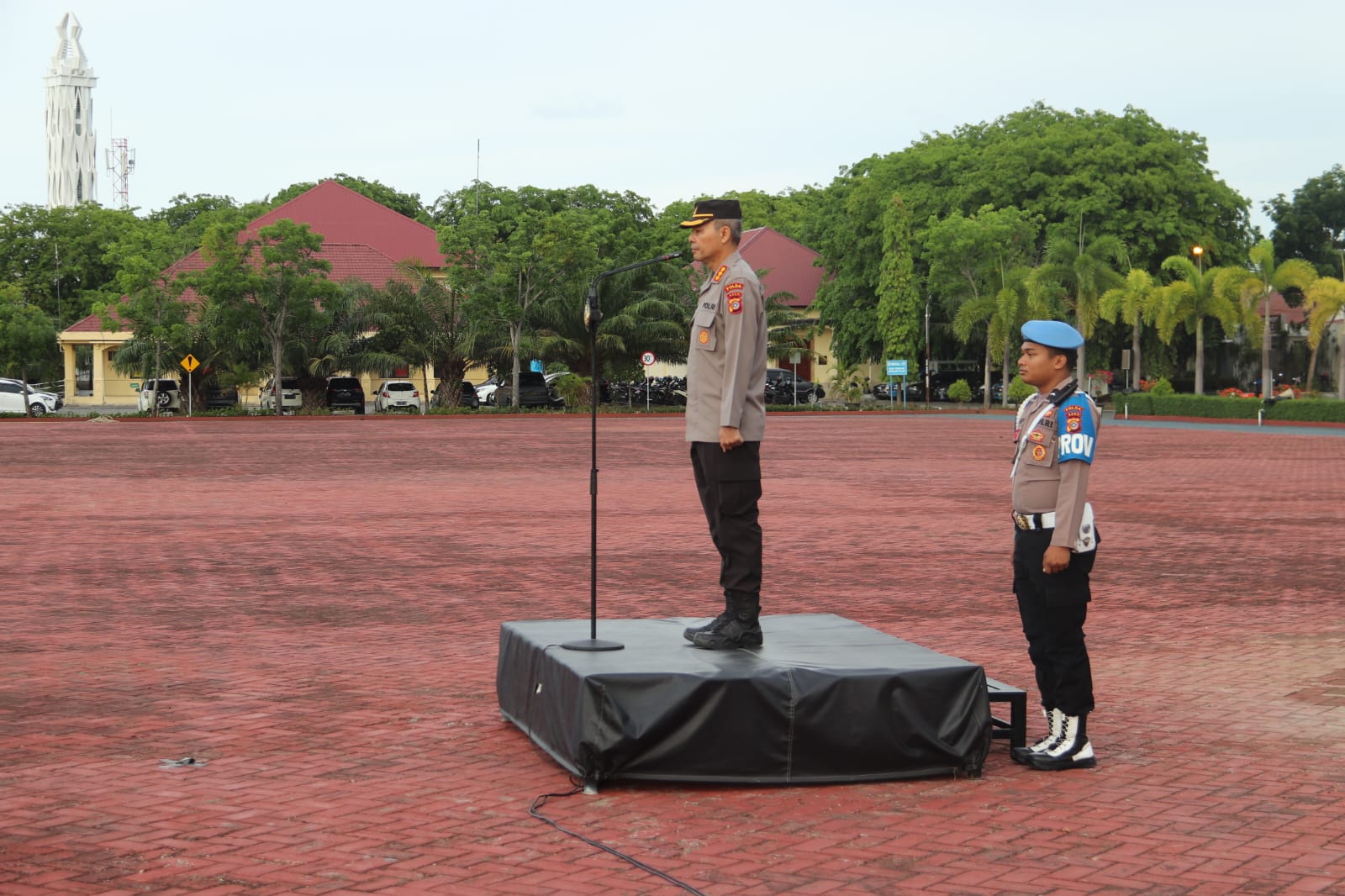 Dirbinmas Polda Aceh Kombes Pol Mohammad Muslim Siregar saat memimpin apel pagi di Lapangan Mapolda Aceh, Senin (19/6)