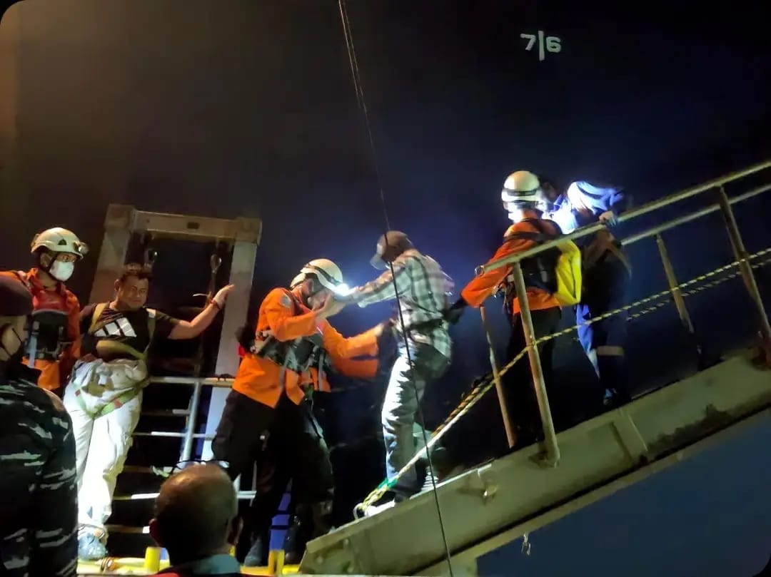 Basarnas Banda Aceh bersama tim SAR gabungan mengevakuasi WN Tanzania ABK MV. Racine berbendera Liberia yang mengalami stroke dalam pelayaran rute Port Klang Malaysia menuju Terusan Suez Mesir di Perairan Selat Benggala Aceh, Selasa (20/6)