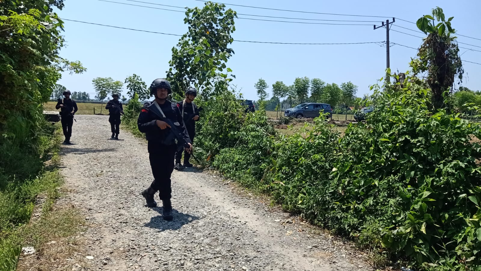 Personel Kompi 3 Batalyon A Pelopor Brimob Polda Aceh Rabu (21/6), mulai men-sterilkan lokasi Rumoh Geudong, menjelang kedatangan Presiden Joko Widodo ke Pidie