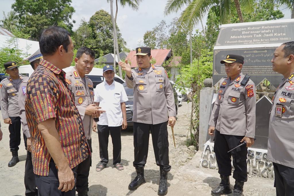 Kapolda Aceh Irjen Pol Ahmad Haydar bersama sejumlah pejabat utama meninjau lokasi kunjungan kerja Presiden Jokowi di Rumoh Geudong, Gampong Bilie Aron, Kecamatan Geulumpang Tiga, Pidie, Jum'at, 23 Juni 2023