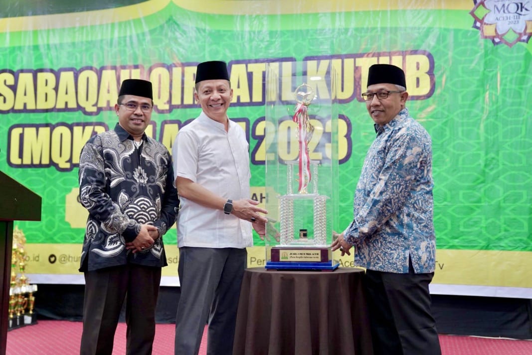 Pj Gubernur Aceh Achmad Marzuki menyerahkan tropi juara umum Musabaqah Qiraatil Kutub (MQK) III Provinsi Aceh kepada Kabupaten Aceh Besar, yang diterima Asisten I Setdakab Aceh Besar Farhan AP mewakili Pj Bupati Muhammad Iswanto, Jum'at malam (23/6)