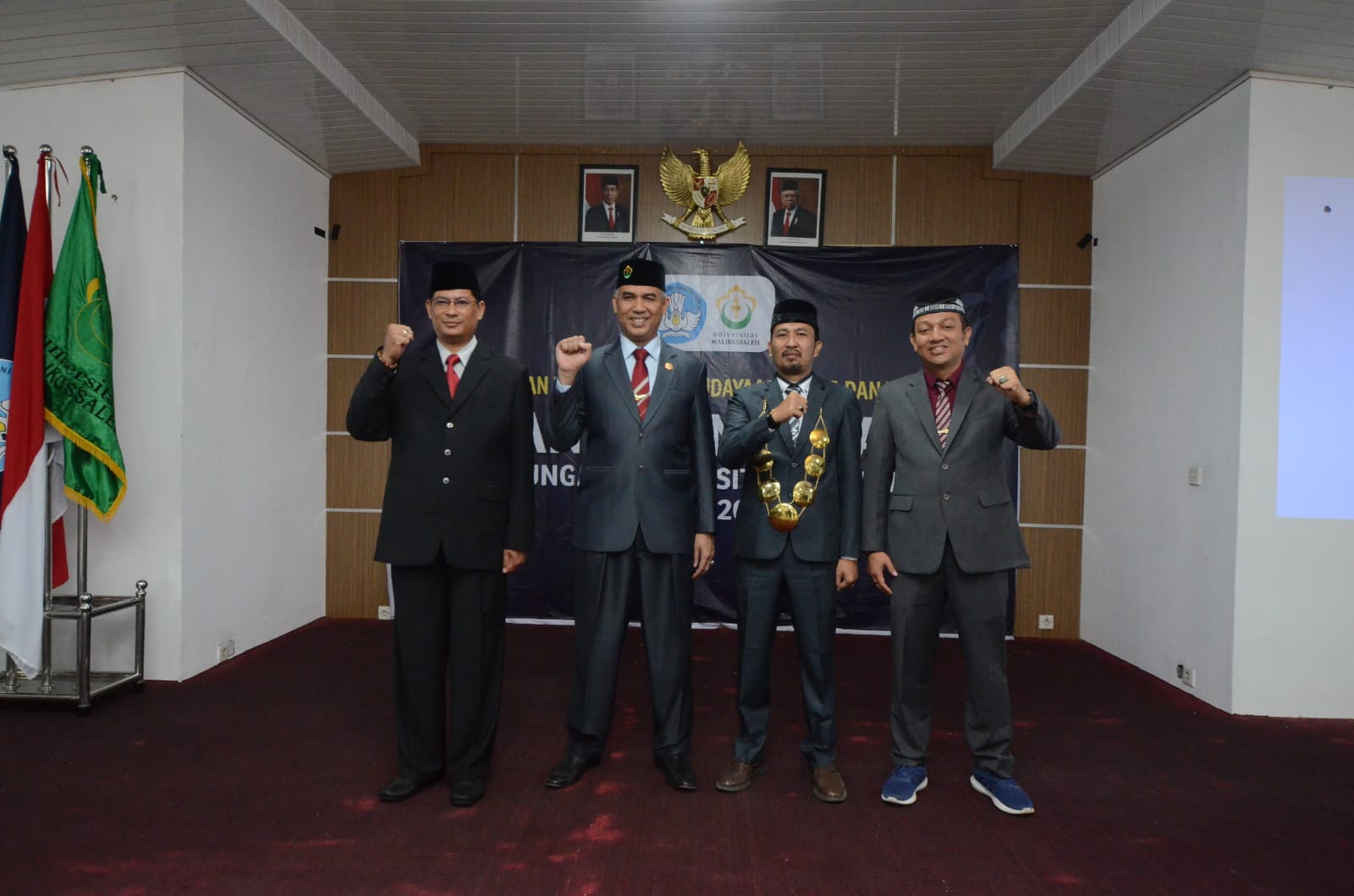 Rektor Unimal Lhokseumawe Prof Dr Herman Fithra MT melantik Wakil Rektor III dan dua Kepala UPT di lingkungan kampus tersebut, Senin (26/6) di aula Meurah Silue, Kampus Lancang Garam, Lhokseumawe