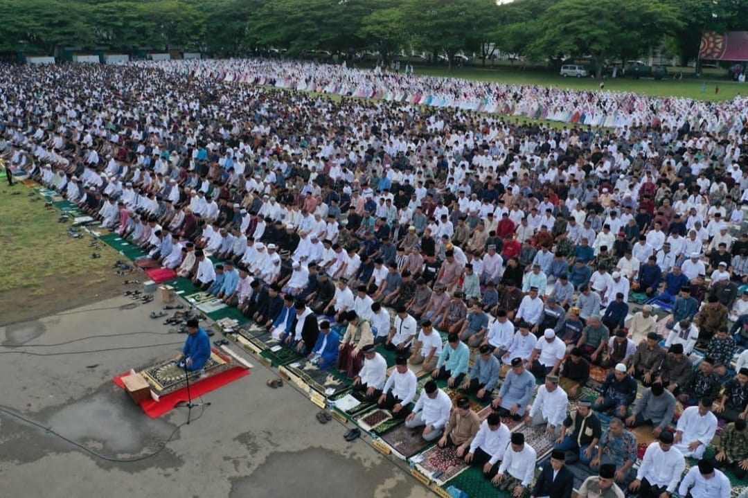 Ribuan warga melaksanakan shalat Idul Adha 1444 Hijriah di Lapangan Blang Padang, Banda Aceh, Kamis pagi (29/6).
