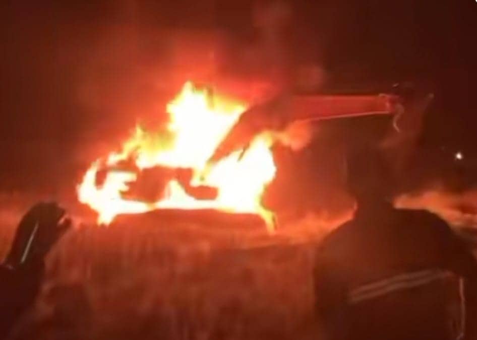 Satu unit alat berat jenis excavator (Beko) terbakar di tengah sawah, Gampong Geulanggang, Kecamatan Ulim, Pidie Jaya, pada Jum'at malam (2/6)