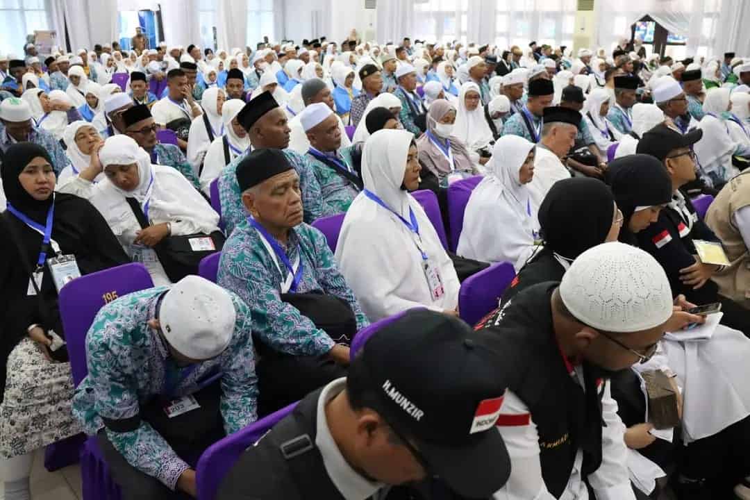 Jamaah haji Aceh saat pelepasan di Asrama Haji Embarkasi Aceh