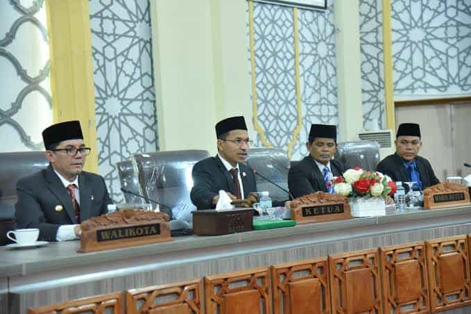 Ketua DPRK Banda Aceh Farid Nyak Umar saat membuka Rapat Paripurna Penyampaian dan Penyerahan Rancangan Qanun Pertanggungjawaban APBK Banda Aceh Tahun 2022, Rabu (7/6)