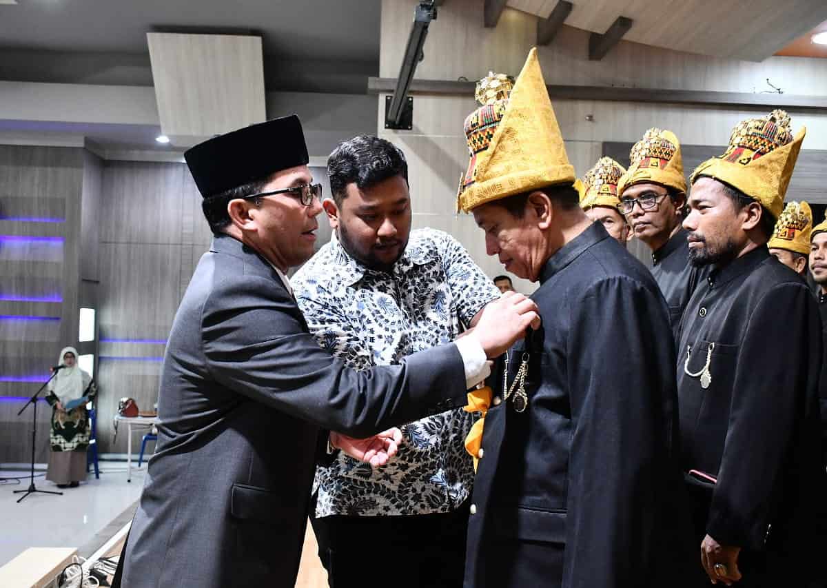 Kepengurusan Majelis Adat Aceh (MAA) Kota Banda Aceh periode 2023-2028 dikukuhkan di aula Lantai IV Gedung Mawardy Nurdin Balai Kota Banda Aceh, Kamis (8/6)
