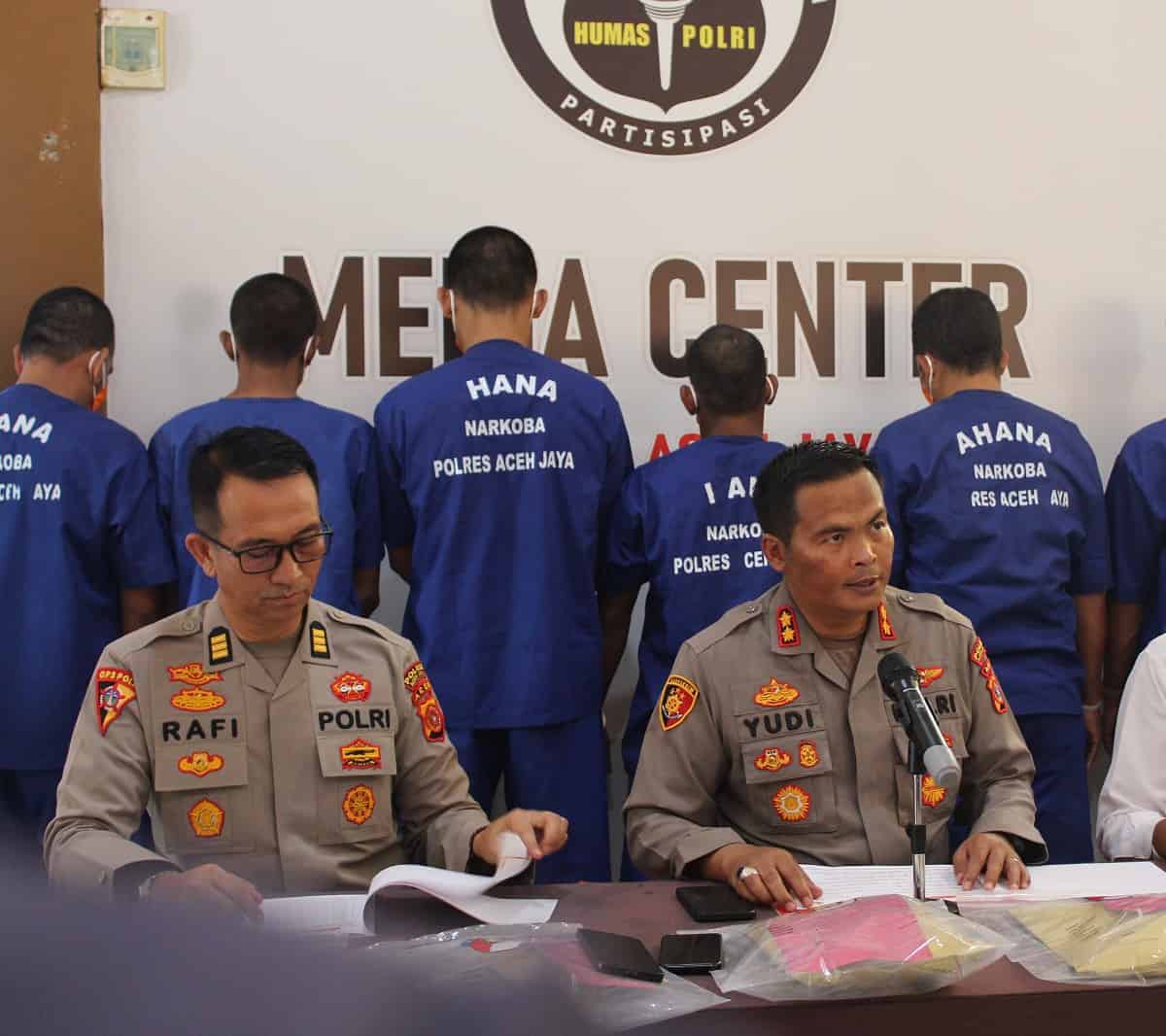Kapolres Aceh Jaya AKBP Yudi Wiyono didampingi Kabag Ops AKP Rafi Darmawan dan Kasat Resnarkoba AKP Darli saat konferensi pers, Jum'at (9/6), terkait penangkapan 8 tersangka kasus narkotika