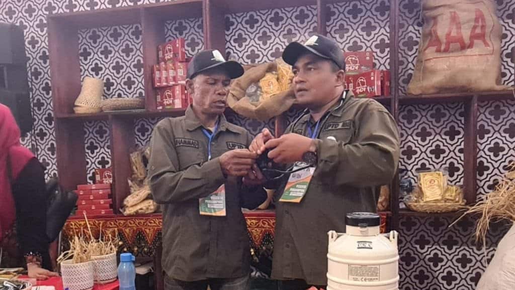 Petugas Disnak Aceh saat mendemonstrasikan penggunakan Visual Inseminasi Buatan Hendra (VIB-H), sebuah inovasi alat IB yang dilengkapi dengan kecerdasan buatan atau Artificial Intelligence, pada stand Aceh di lokasi Penas-KTNA XVI, Padang, Sabtu (10/6)