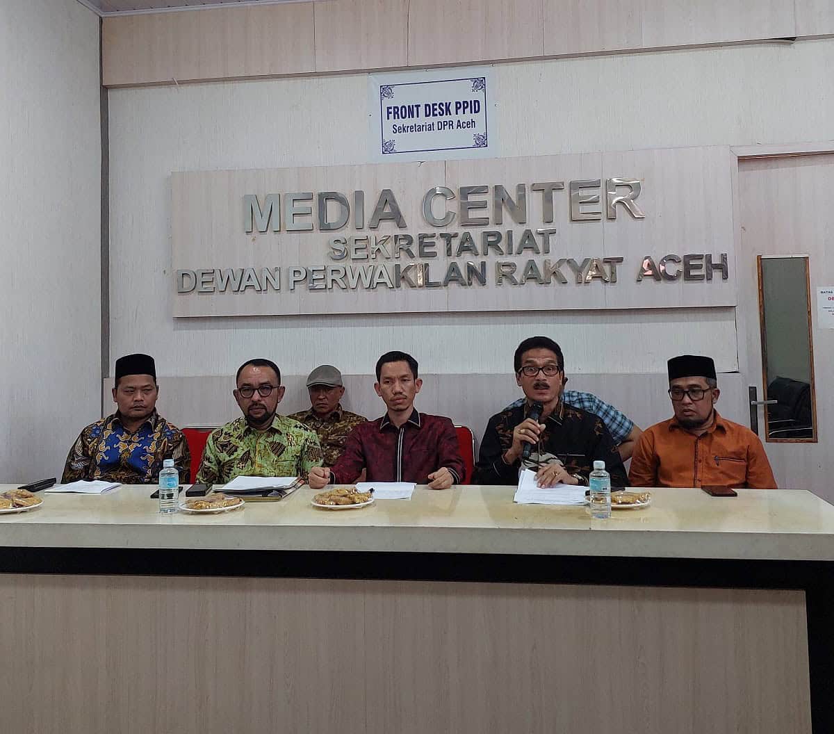 Ketua-ketua Fraksi di DPRA memberikan keterangan kepada wartawan terkait usulan calon tunggal Pj Gubernur Aceh, pada konferensi pers yang berlangsung di Media Center Sekretariat DPRA, Senin (12/6)