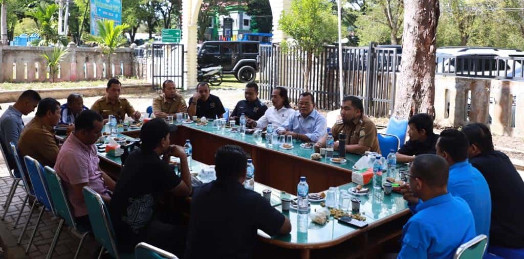 Pj Bupati Aceh Besar Muhammad Iswanto mengajak wartawan menjaga citra positif, saat bertandang ke Kantor PWI Aceh Besar di Kota Jantho, Selasa (13/6)